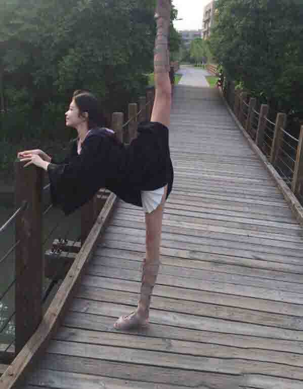 cba宝贝郝琳微博晒花式一字马动作 令网友咋舌