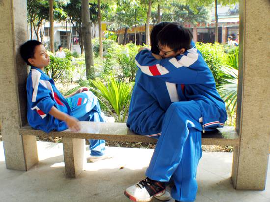 中学生情侣偷吃禁果 公共场所被抓拍