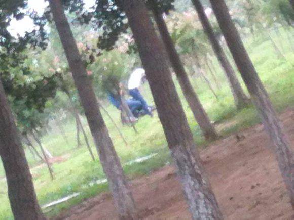 中学生情侣偷吃禁果 公共场所被抓拍