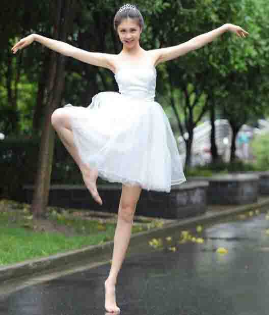 cba宝贝郝琳微博晒花式一字马动作 令网友咋舌