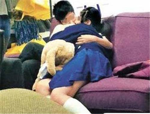 中学生情侣偷吃禁果 公共场所被抓拍