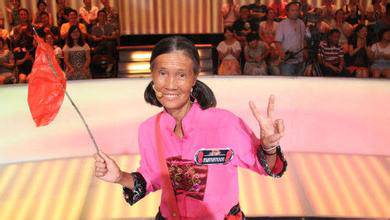  月亮妈妈 徐秀珍仅小学三年级文化 如今是精通11门国外语导游