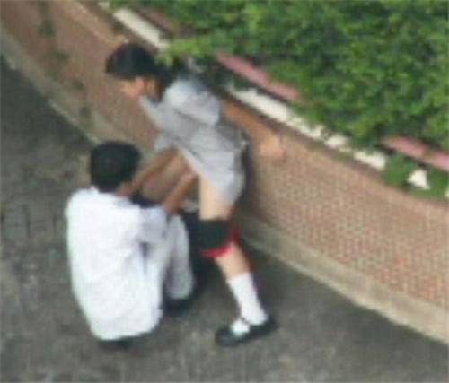 中学生情侣偷吃禁果 公共场所被抓拍