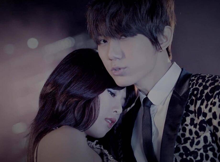 揭张贤胜金泫雅私下真实关系 翘臀被摸动作暧昧