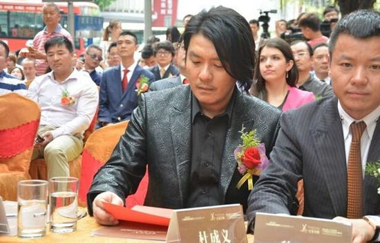 阿杜转型当老板 一身西装打扮神采奕奕