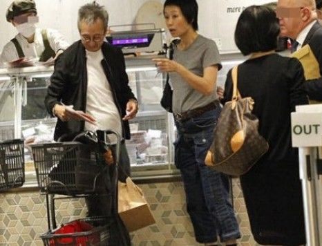 叶童为什幺没有孩子 叶童与老公陈国熹逛超市