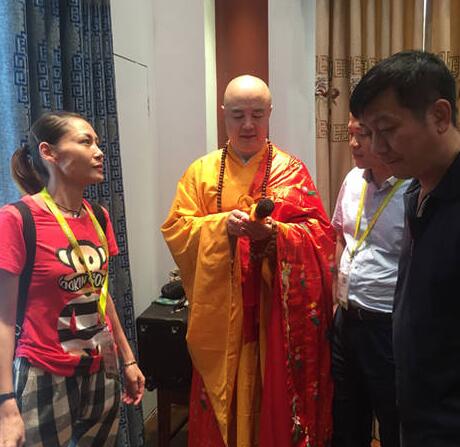 徐少华老婆是谁 唐僧扮演者徐少华身披袈裟捞金