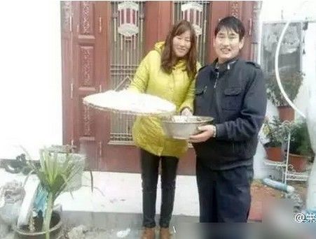 大衣哥朱之文包饺子 网友点赞大衣哥简朴生活照