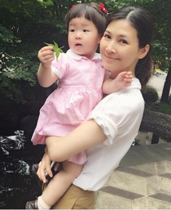 童蕾和女儿齐齐卖萌 童蕾现任老公是谁