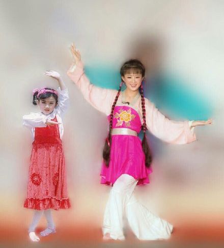 赵丽颖晒童年照 何炅和赵丽颖有什幺关系