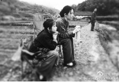 刘亦菲扮村姑坐乡村小道 网友点赞刘亦菲村姑照