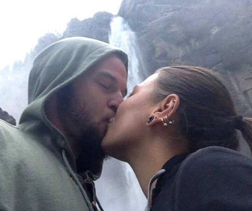 周华健混血女儿与男友热吻 今年21岁美国念书