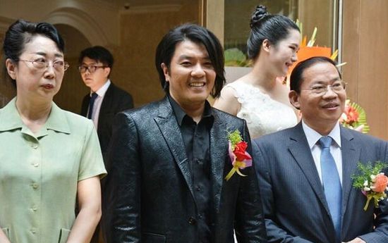 阿杜转型当老板 一身西装打扮神采奕奕