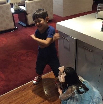 夏天被诺一轻吻肩膀 诺一夏天系鞋带