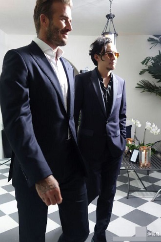 张震与贝克汉姆共进晚餐 小贝一脸迷人的微笑