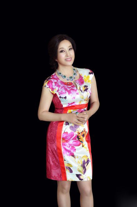 刘晓庆多大年龄 刘晓庆晒旗袍照皮肤紧致