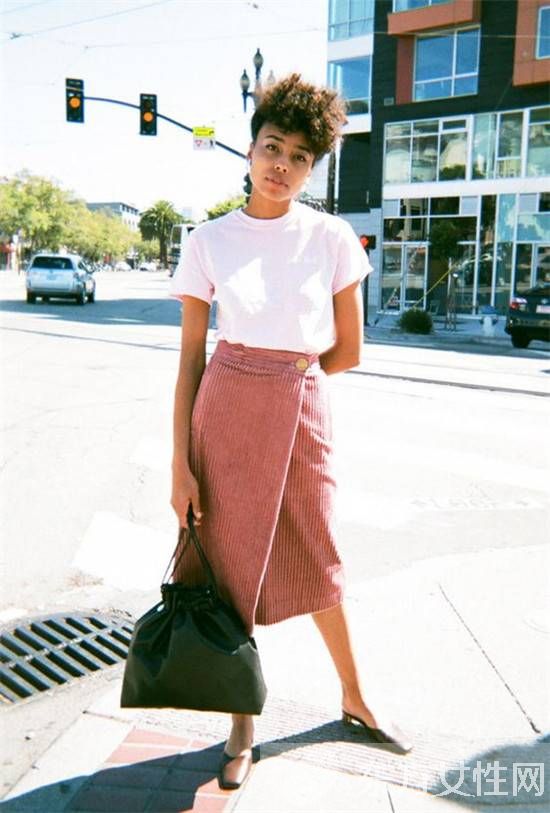 看似老气的灯芯绒穿在他们身上居然这么时髦