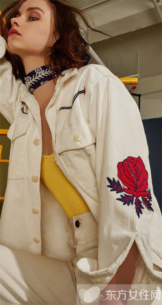 看似老气的灯芯绒穿在他们身上居然这么时髦