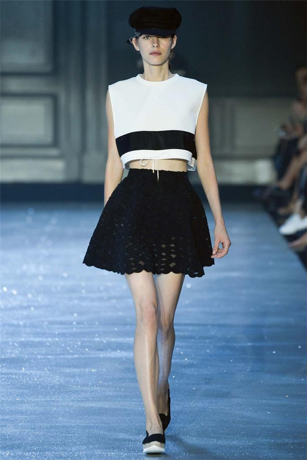 Moncler Gamme Rouge 2015春夏女装流行发布