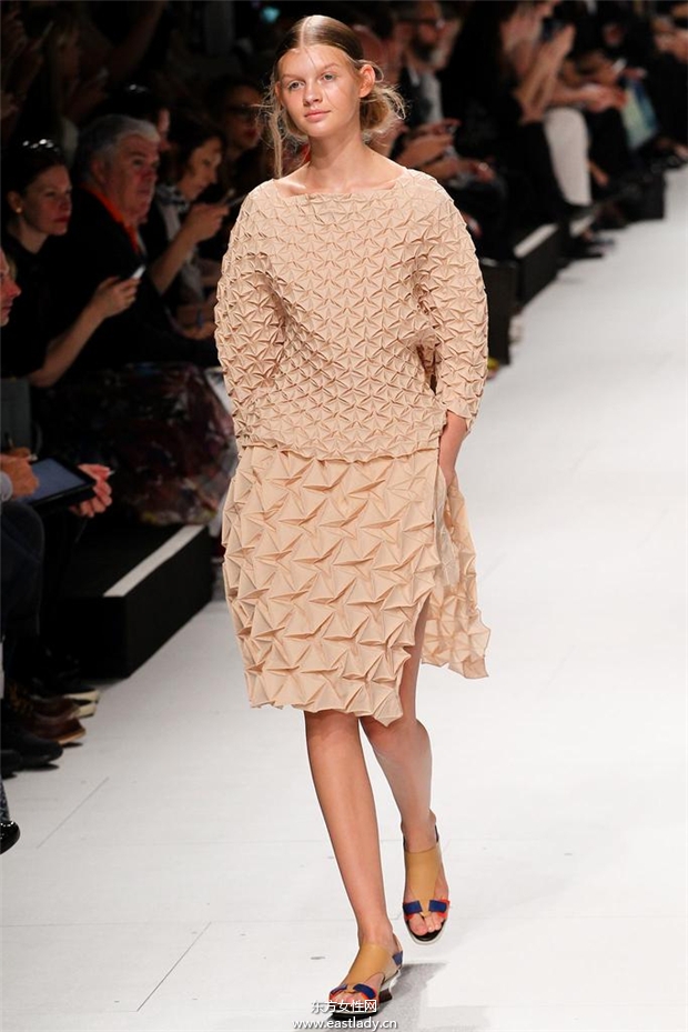 Issey Miyake 2015春夏女装流行发布
