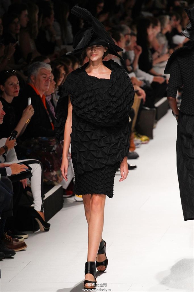 Issey Miyake 2015春夏女装流行发布