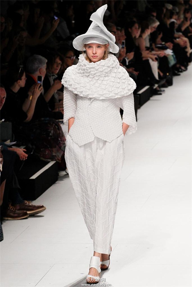 Issey Miyake 2015春夏女装流行发布