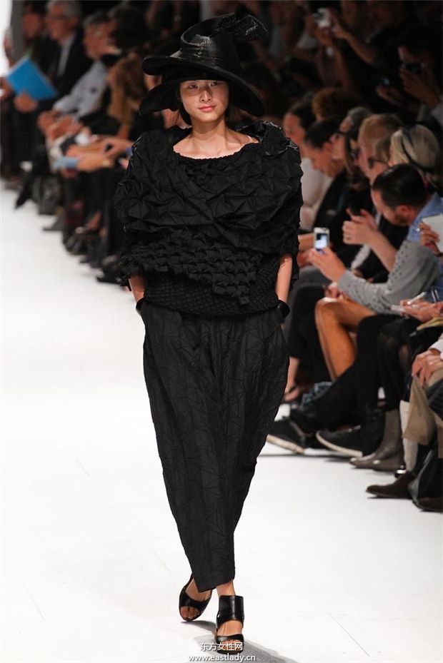 Issey Miyake 2015春夏女装流行发布