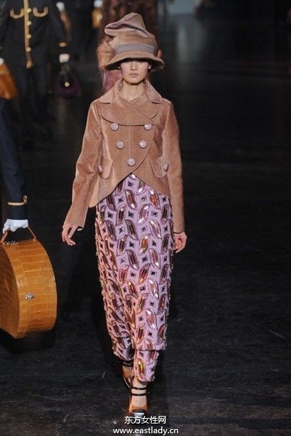 prada新品发布印花元素成主题