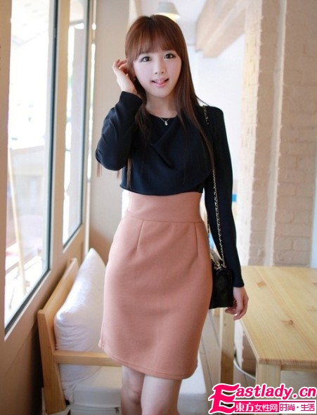 新款秋装长袖打底连衣裙 营造出女性特有的浪漫与优雅