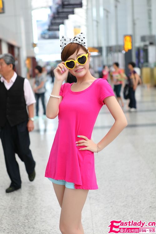 纯粉色性感露背t恤 修身收腰不显小肚子