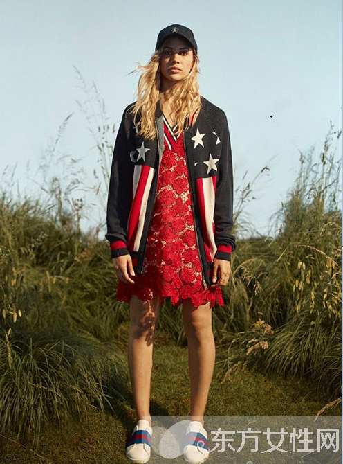 学院风潮搭尽显时尚感 趁着开学季来玩一把装嫩风