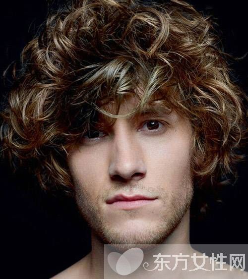 老佛爷后宫男宠都是90后 未来男神的接班人