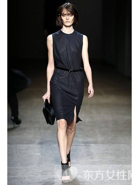 t台模特示范OL风格服装穿搭术 教你轻松打造职场时尚达人