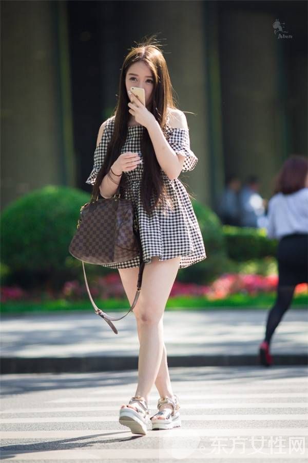 上海街头美女街拍狂凹造型 大秀傲人身材