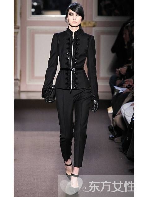 t台模特示范OL风格服装穿搭术 教你轻松打造职场时尚达人