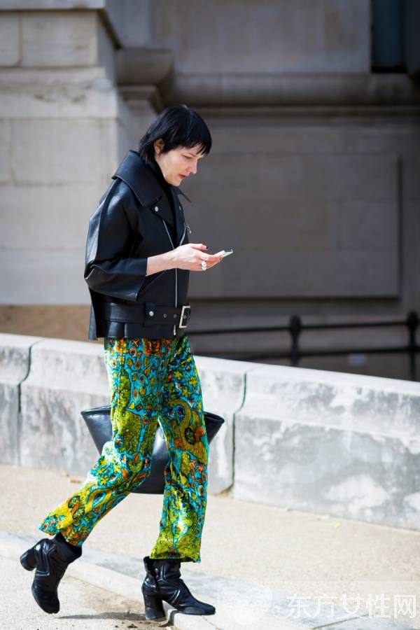 街拍达人示范黑色皮衣穿搭秀 今年这么穿才够范儿