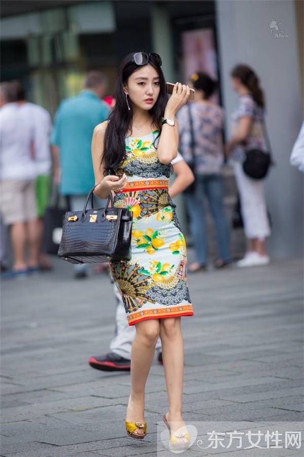 上海街头美女街拍狂凹造型 大秀傲人身材