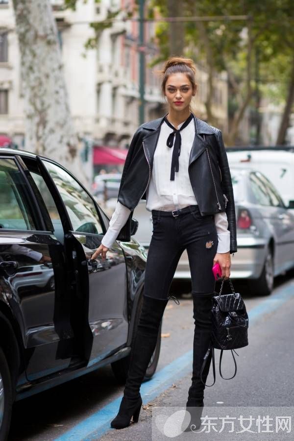 街拍达人示范黑色皮衣穿搭秀 今年这么穿才够范儿