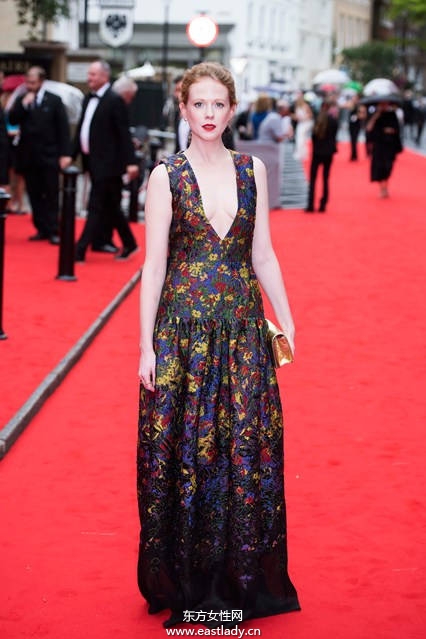 不是黑白色系就是碎花 本周名人穿搭回顾