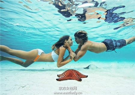 去海边和情侣拍泳装照 这样拍才够夯