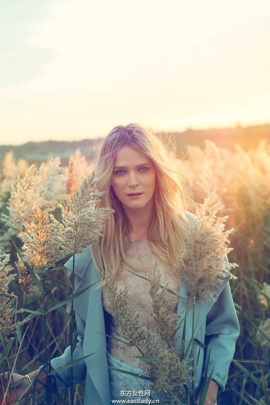 Carmen Kass登《Vogue》旅游专刊 跟大自然来次亲密接触