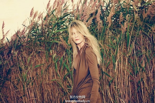 Carmen Kass登《Vogue》旅游专刊 跟大自然来次亲密接触