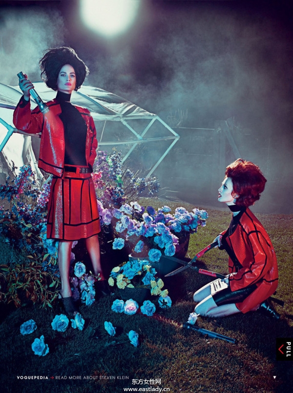 顶级模特Carolyn Murphy与Karen Elson演绎时尚大片 复古元素齐上阵展现诡异性感风