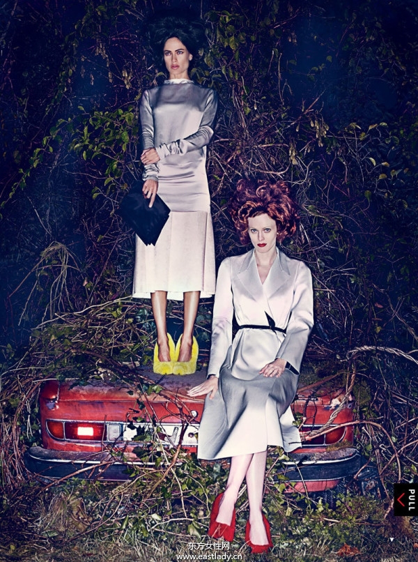 顶级模特Carolyn Murphy与Karen Elson演绎时尚大片 复古元素齐上阵展现诡异性感风