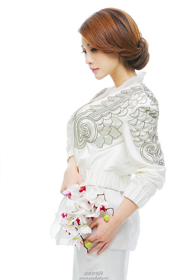 柳岩收胸扮女神举手投足间透露浓郁女人味