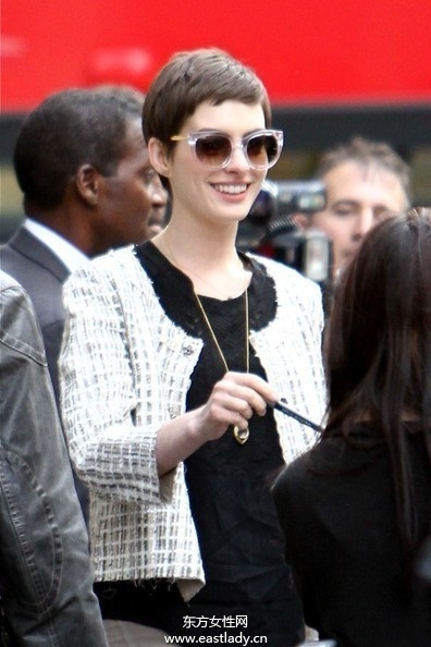 安妮·海瑟薇婚前婚后大变身