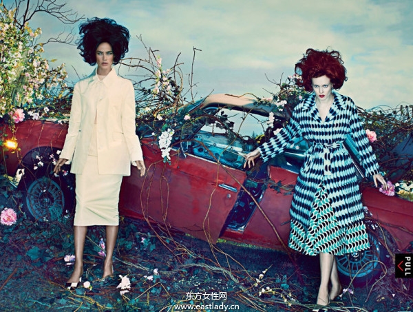 顶级模特Carolyn Murphy与Karen Elson演绎时尚大片 复古元素齐上阵展现诡异性感风