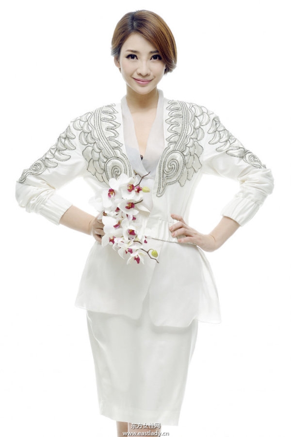 柳岩收胸扮女神举手投足间透露浓郁女人味