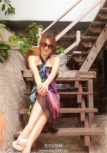 柳岩比基尼度假照让宅男想入非非