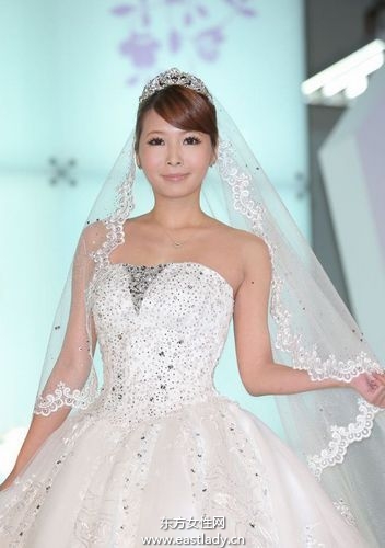 Makiyo为婚纱代言走秀大秀酥胸